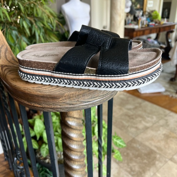 Mukluks ladies black slip on sandal platform US size 8 very good condition - Picture 3 of 8